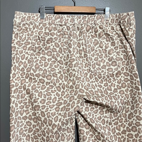 Torrid Weekend Mid Rise Wide Leg Leopard Pant - Picture 9 of 14